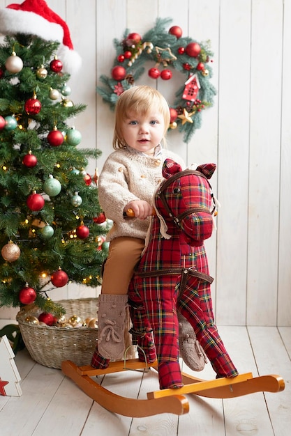 Père Noël bébé Bel enfant Joyeux Noël et bonne année Fond d'arbre de Noël