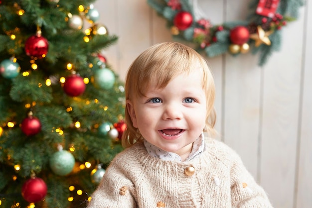 Père Noël bébé Bel enfant Joyeux Noël et bonne année Fond d'arbre de Noël