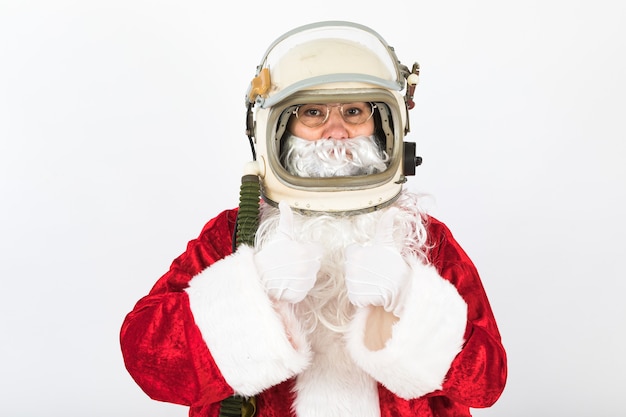 Père Noël avec casque d'astronaute sur fond blanc