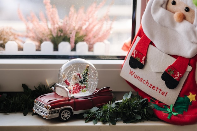 Photo père noël dans la décoration de noël de globe de neige de voiture