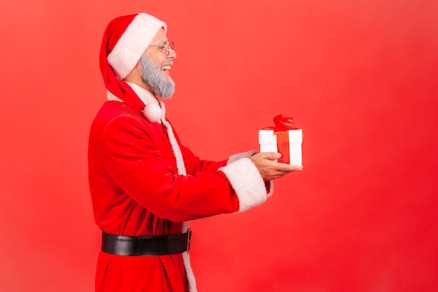 Père Noël debout avec boîte présente, salutation, cadeau de Noël.