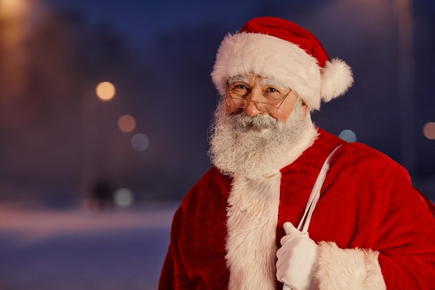 père noël, debout, dehors, portrait