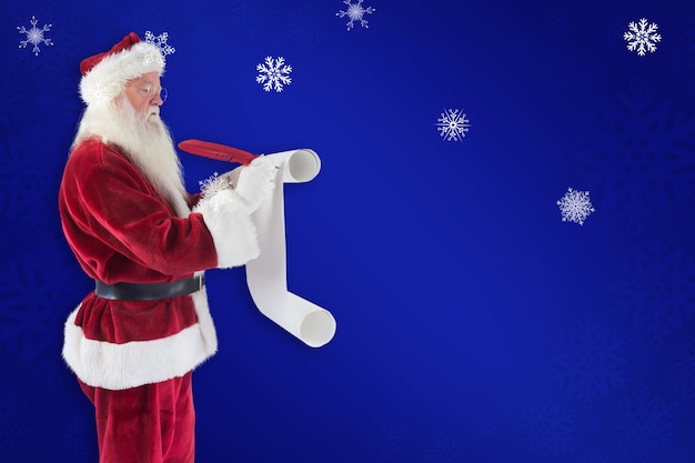 Le Père Noël écrit une liste sur fond de flocon de neige bleu
