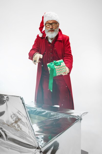 Père Noël élégant et moderne en costume à la mode rouge et chapeau de cowboy