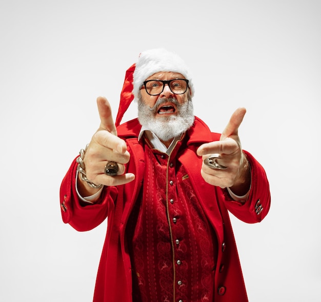 Père Noël élégant et moderne en costume à la mode rouge et chapeau de cowboy