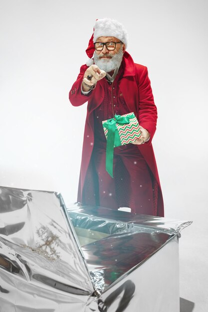 Père noël élégant et moderne en costume à la mode rouge et chapeau de cowboy