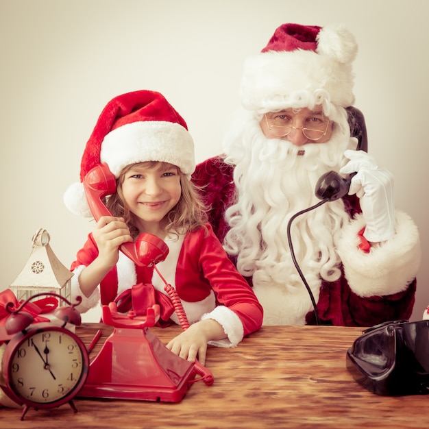 Père Noël et enfant. Concept de vacances de Noël