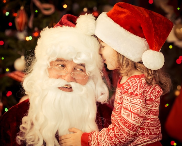 Père Noël et enfant à la maison. Cadeau de Noël. Concept de vacances en famille