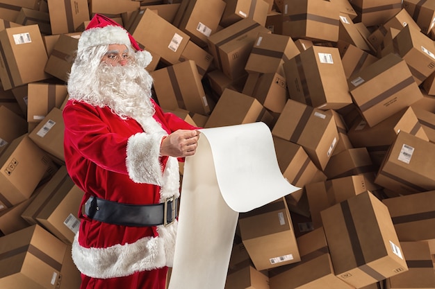 Le Père Noël est plein de demandes de cadeaux et de boîtes à livrer