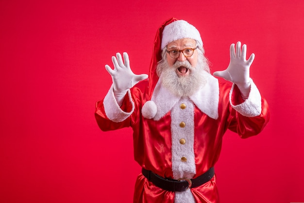 Père Noël expressif en colère sur fond rouge.