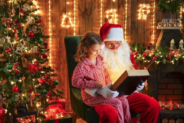 Père Noël fait un cadeau à une petite fille mignonne