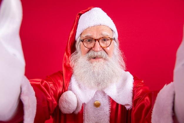 Le Père Noël fait des photos de selfie. Nuit de Noël. Livraison cadeau. Rêves enchantés d'enfants.