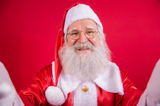 Le Père Noël fait des photos de selfie. Nuit de Noël. Livraison cadeau. Rêves enchantés d'enfants.