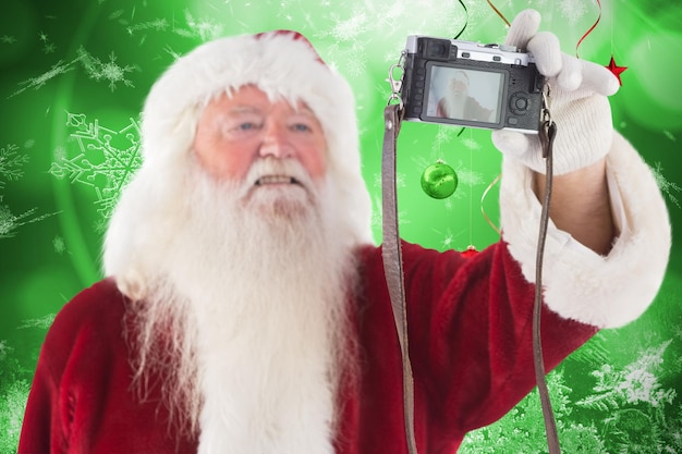 Le Père Noël fait un selfie contre les décorations de Noël suspendues