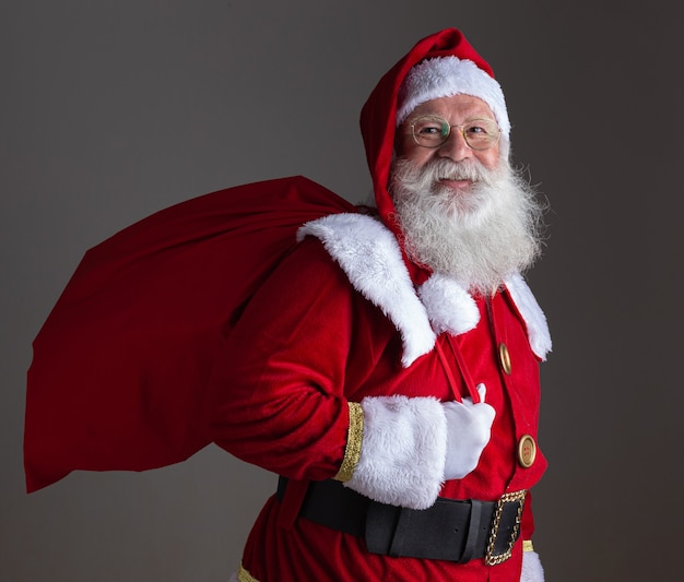 Père Noël sur fond gris avec espace de copie. Art de la bannière.