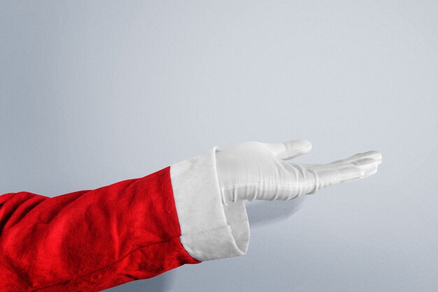 Père Noël avec le geste de la main ouverte avec un fond blanc. Espace vide pour l'espace de copie