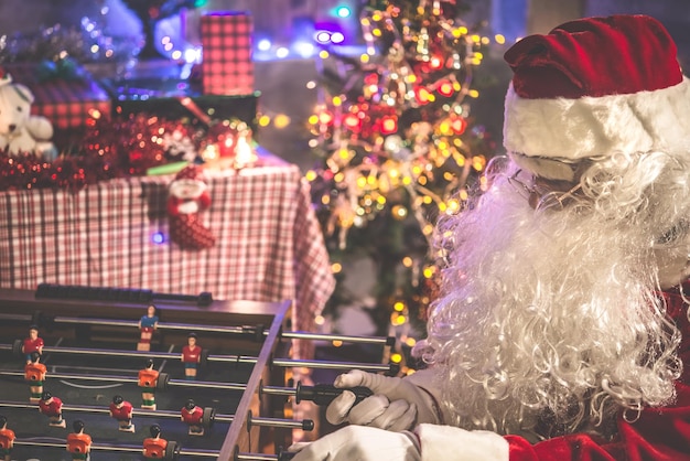 Le Père Noël joue au Baby-foot Baby-foot dans la maisonBonheur aux enfantsBienvenue en hiverBonne annéeTemps de détenteBaby-foot Baby-foot