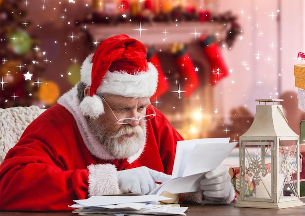 Père noël lisant la lettre de souhait de noël