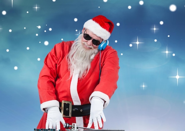 Père Noël à lunettes de soleil jouant dj