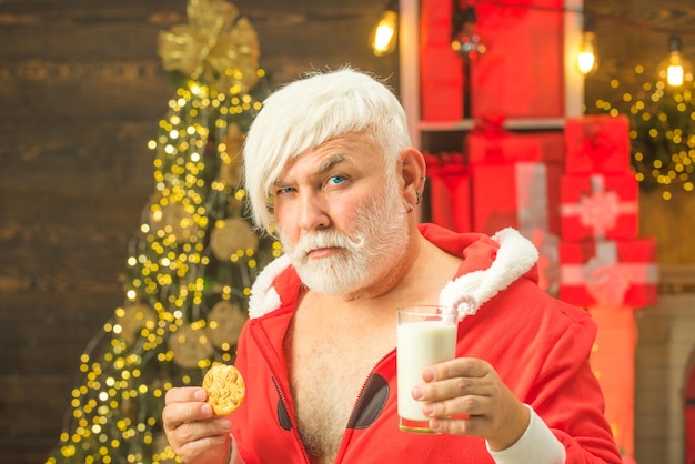 Père Noël mangeant des biscuits et buvant du lait Père Noël barbu drôle senior Cheerful Santa Claus h