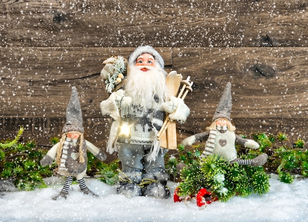 Père Noël mignon et enfants heureux dans la neige. Décoration de Noël. Photo de style vintage