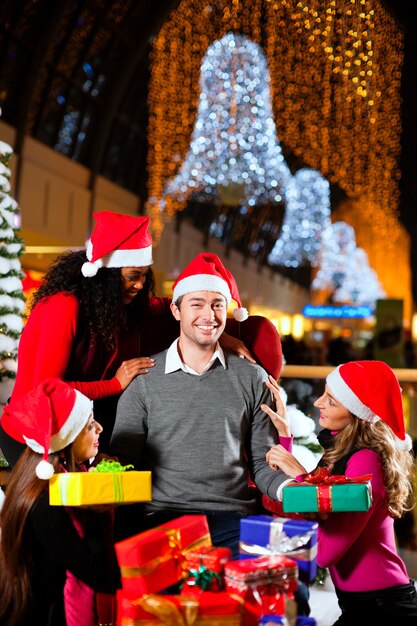 Père Noël moderne dans un centre commercial