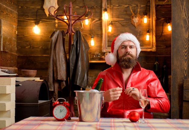 Père Noël moderne. Portrait d'homme barbu en costume de père Noël.