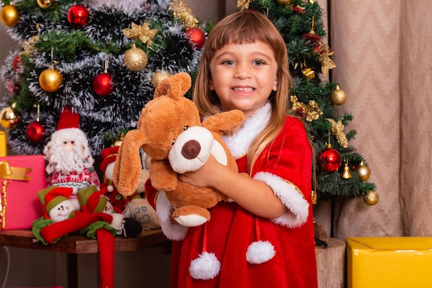 Père Noël montrant le pouce vers le haut. Père Noël avec une vraie barbe et un grand sourire qui abandonne le pouce.