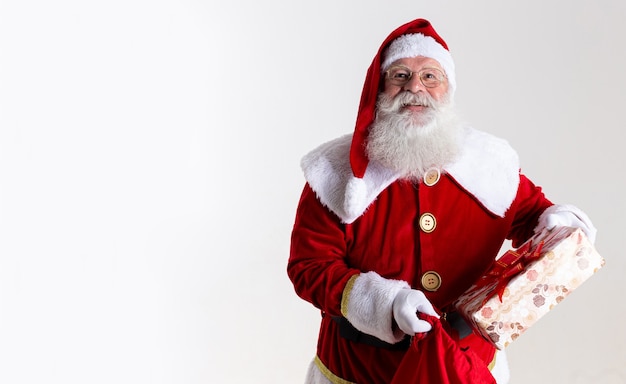 Le Père Noël offre un cadeau à l'appareil photo. Recevoir des cadeaux de Noël. Fêtes du nouvel an.