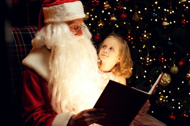 Père Noël et petite fille le jour de Noël