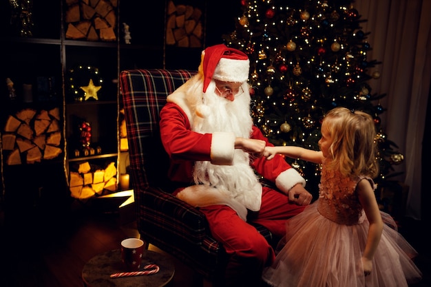 Père Noël et petite fille le jour de Noël
