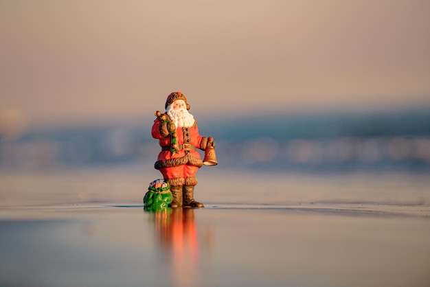 Père Noël sur la plage de la mer noël et vacances vacances d'hiver sur la plage chaude