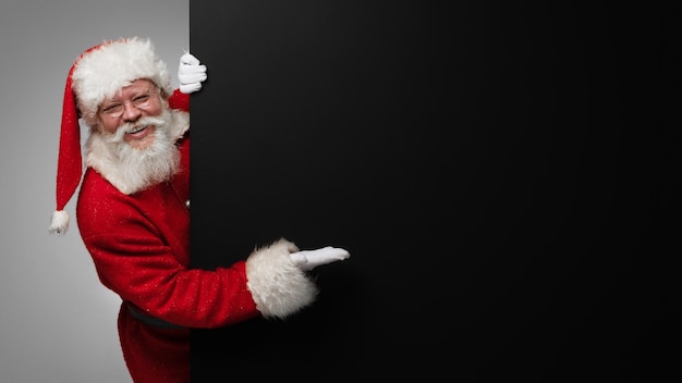 Père Noël pointant sur la bannière
