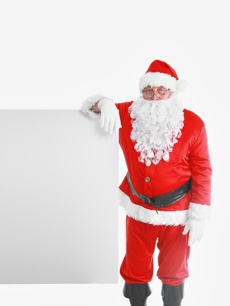 Photo père noël pointant en blanc signe vierge avec sourire isolé sur fond blanc