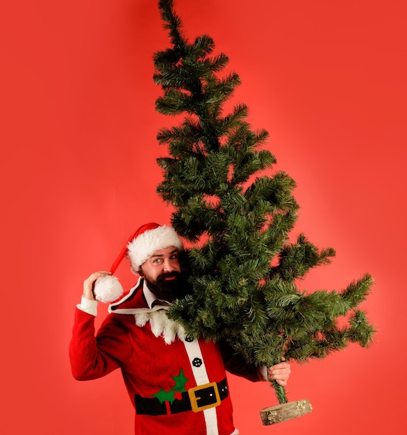 Père noël portant l'arbre du nouvel an décor de noël bonne année célébration des vacances d'hiver