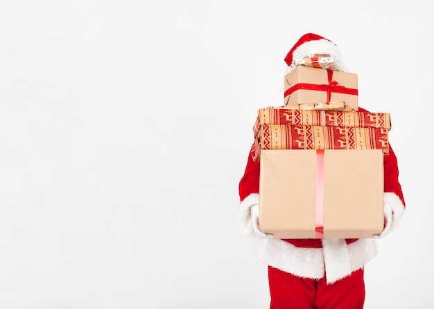 Photo père noël portant des cadeaux de noël