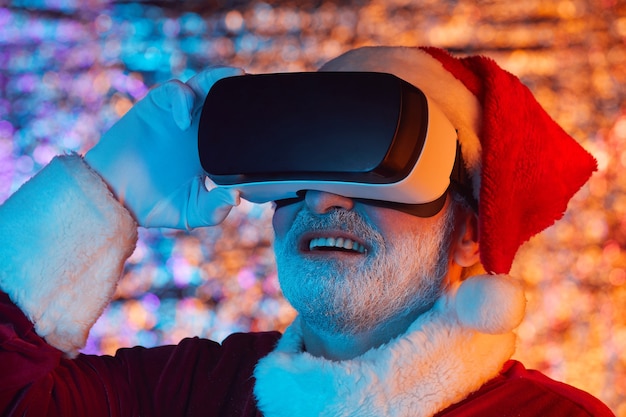 Père Noël portant des lunettes jouant dans un jeu vidéo virtuel