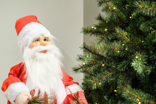 Père noël près de l'arbre. Personnages et décorations de Noël colorés. Utiliser comme fond d'écran ou arrière-plan