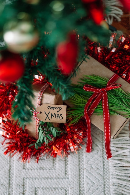 Père Noël présent sous le sapin de Noël