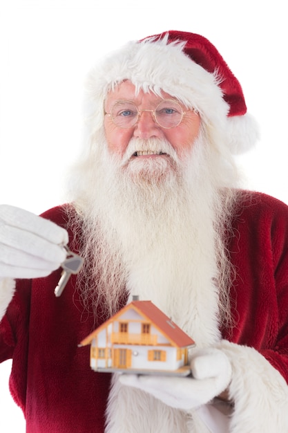 Père Noël remet la clé à une petite maison