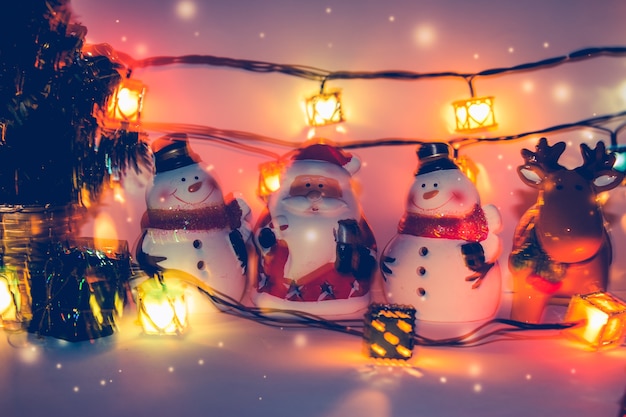 Père Noël et renne avec ampoule Mouvement abstrait de lumière de fête dans la nuit de Noël