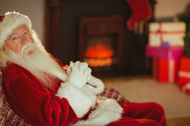 Père Noël reposant sur le canapé