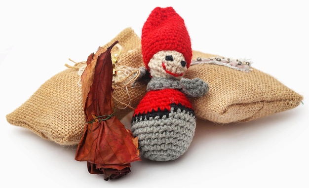 Père Noël avec sac cadeau sur fond blanc