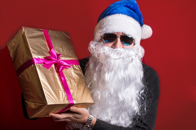 Photo père noël avec un sapin de noël et une coupe de champagne. nouvel an et noël