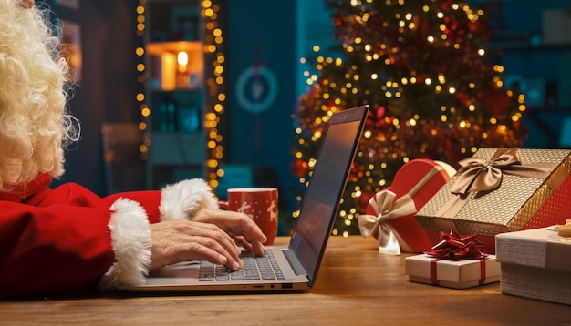 Le Père Noël se connecte en ligne à Noël