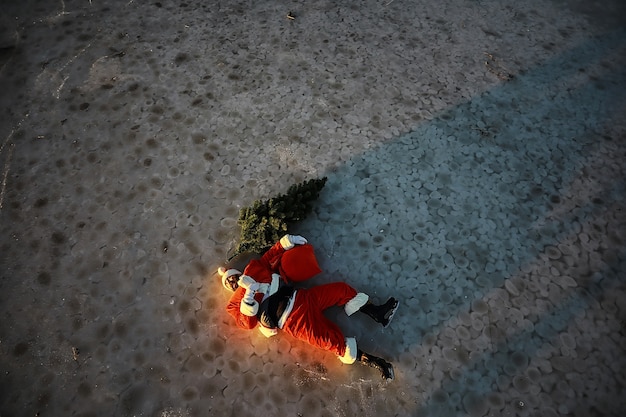Le Père Noël se dépêche de rencontrer le Nouvel An avec des cadeaux et un arbre de Noël. Le Père Noël en patins à glace va à Noël.