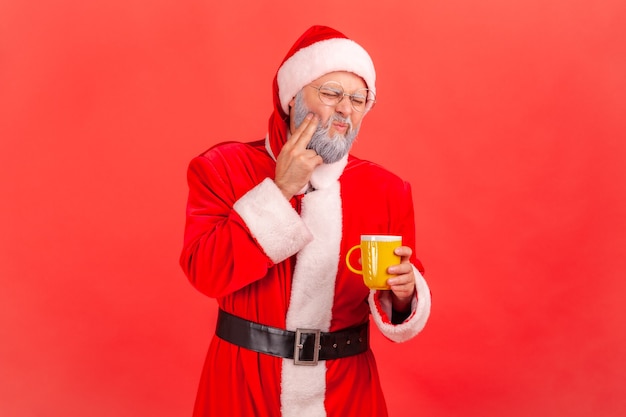 Le Père Noël Souffre De Terribles Douleurs Dentaires Après Avoir Bu Une Boisson Chaude Ou Froide.