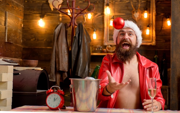 Le père noël souhaite un joyeux noël santa look in camera portrait d'un brutal santa claus hipster san...