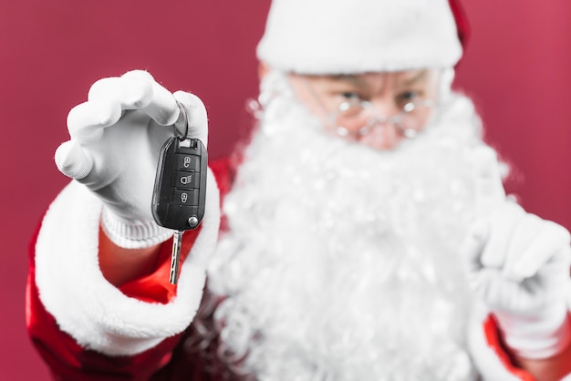 Photo père noël tenant la clé de la voiture dans la main