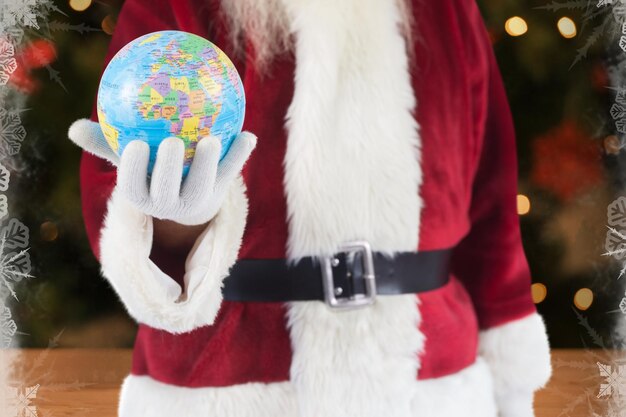 Père noël tenant un globe